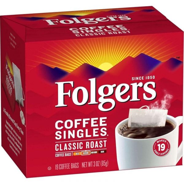 Folgers Classic Roast Coffee Singles-ի կարմիր ստվարաթղթե տուփ Folgers-ի տարբերանշանով, «Coffee Singles» տեքստով, սուրճի սպիտակ բաժակով, սուրճի տոպրակով, բովվածության աստիճանի ցուցիչով, տուփում փաթեթների քանակով և քաշով։